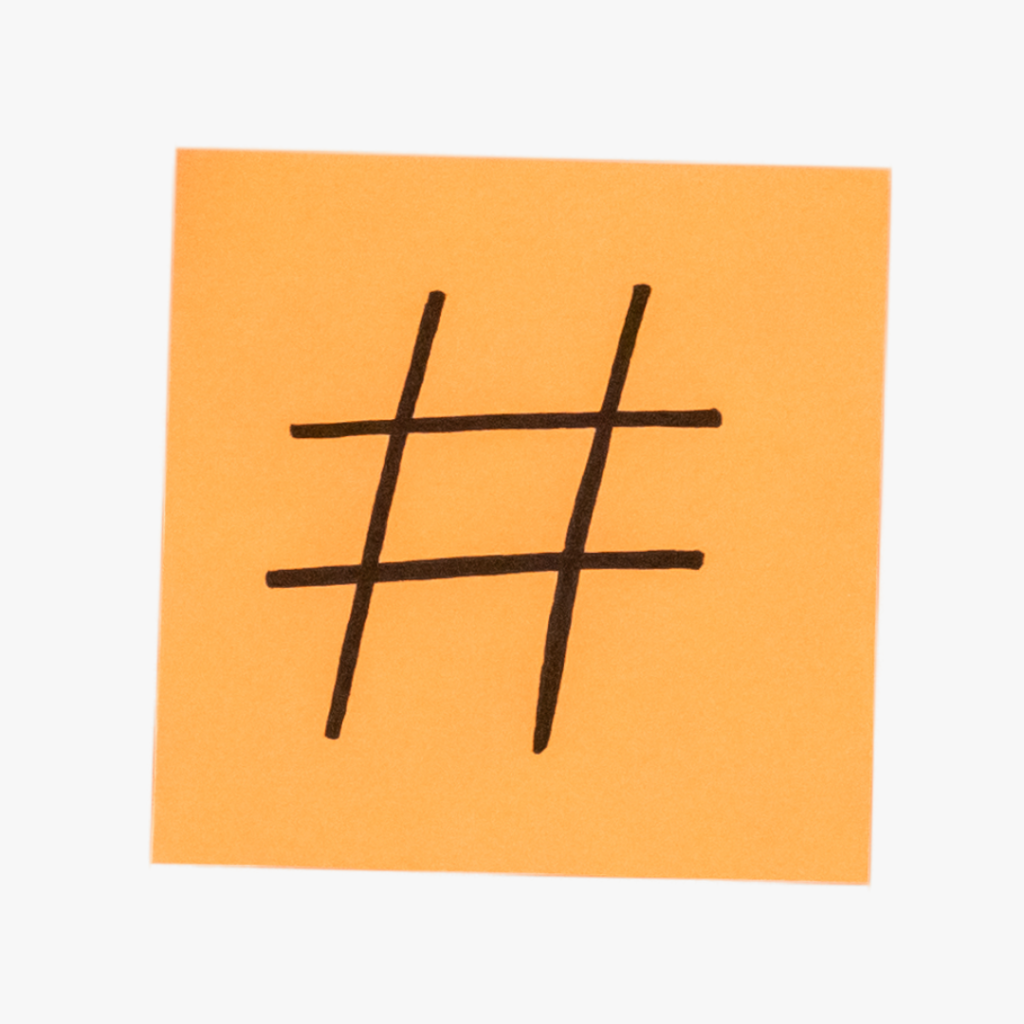 Post-it contenente il disegno di un hashtag, in riferimento alle attività di realizzazione contenuti social, soprattutto su Instagram